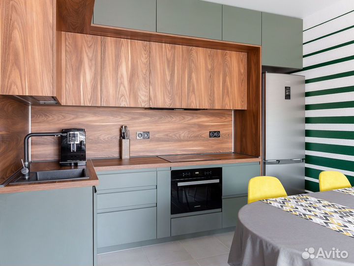 Кухня с антресолями под проект светлая