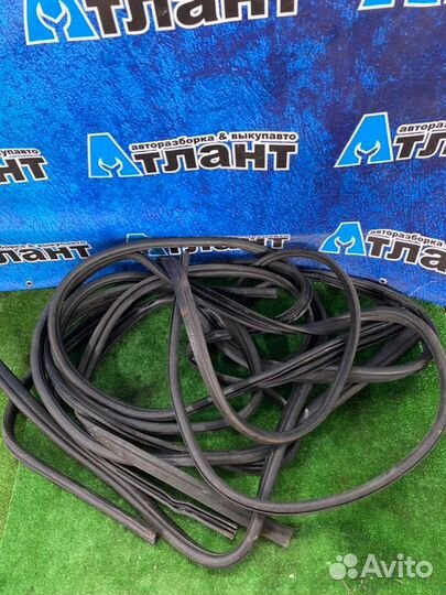 Уплотнитель двери Ford Focus CB4 sida 2010