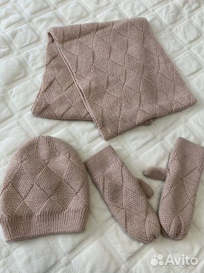 Женская шапка, снуд, варежки