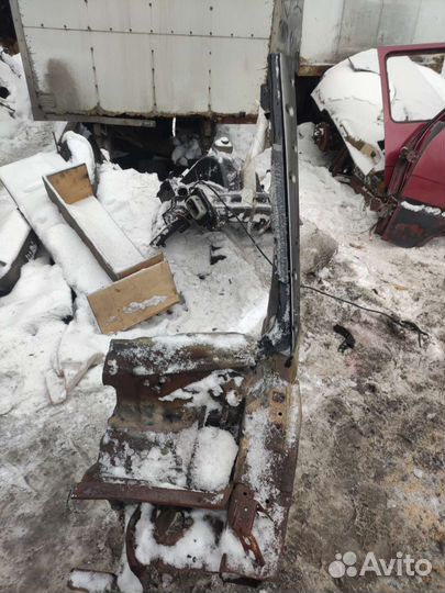 Стойка водительской двери Kia soul 1