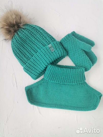 Детская шапка, манишка, варежки