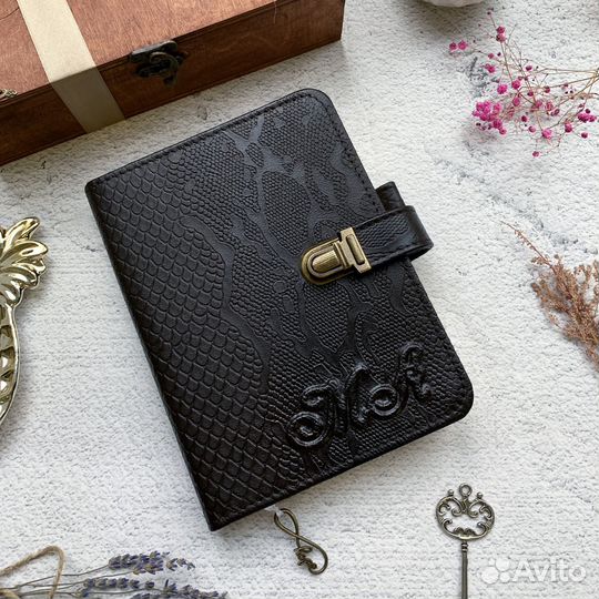 Люкс: Кожаный именной ежедневник Люкс из кожи под крокодила с винтажной застежкой - идеальный подаро