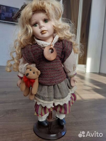 Кукла фарфоровая