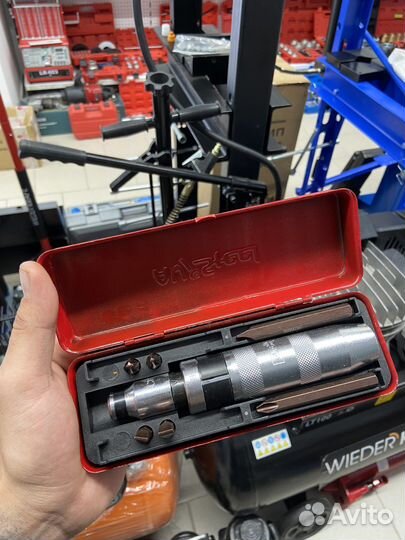 Отвертка ударная поворотная с набором бит 6 пр