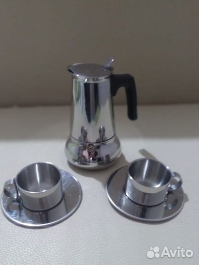 Гейзерная кофеварка Zepter с чашками
