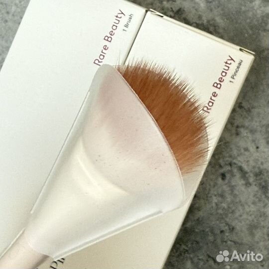 Rare Beauty Soft Pinch Blush кисть для румян