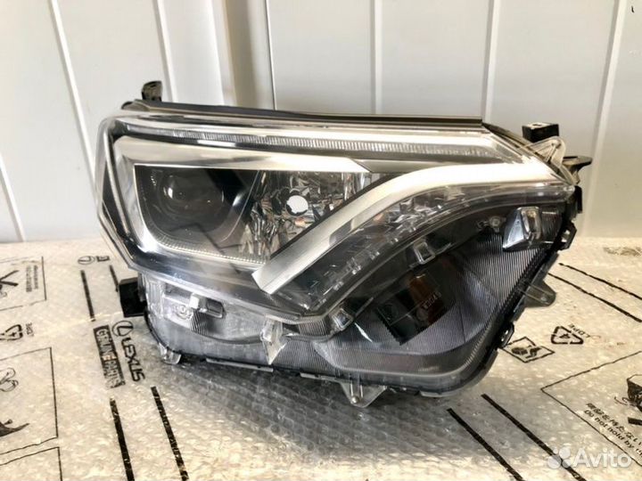 Фара передняя правая Toyota Rav 4 2015-2018