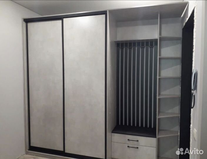 Шкаф в прихожую с ящиками