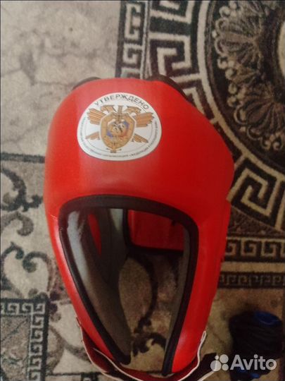 Шлем, боксёрские перчатки и скакалка