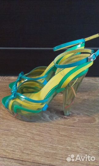 Продам костюм карнавальный (c перьями) и гавайи