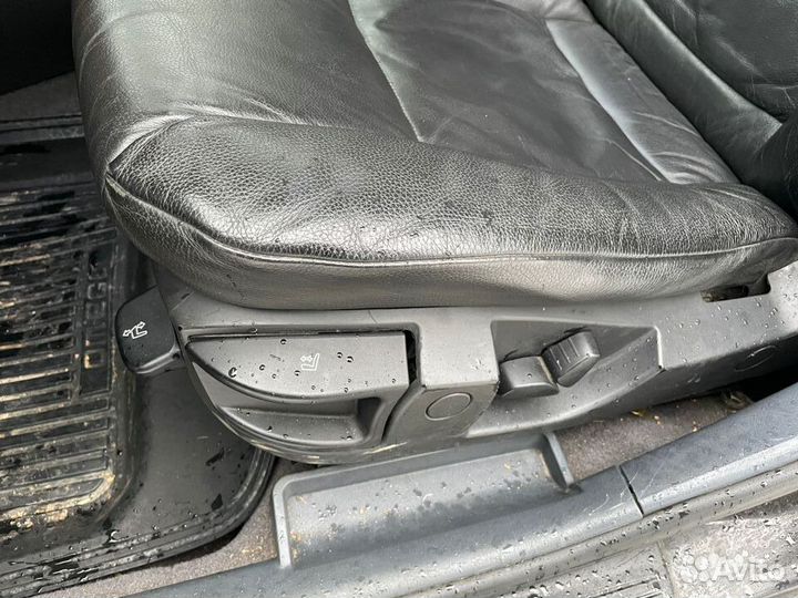 Кожаные передние сиденья