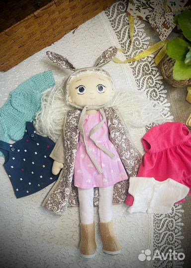 Игровая кукла с одеждой