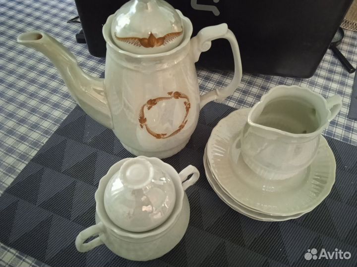 Кофейник, молочник, сахарница и тарелки