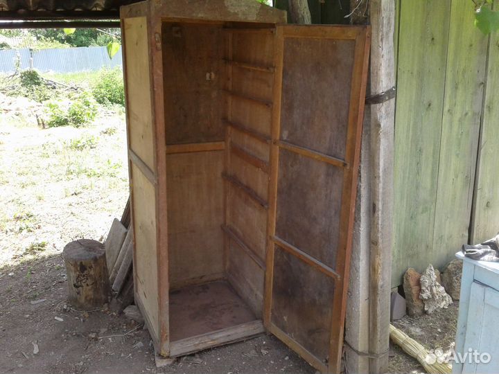 Старинный шкаф