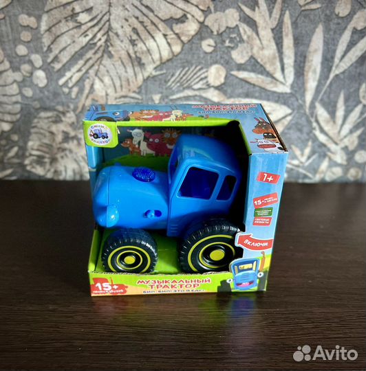 Игрушка синий трактор