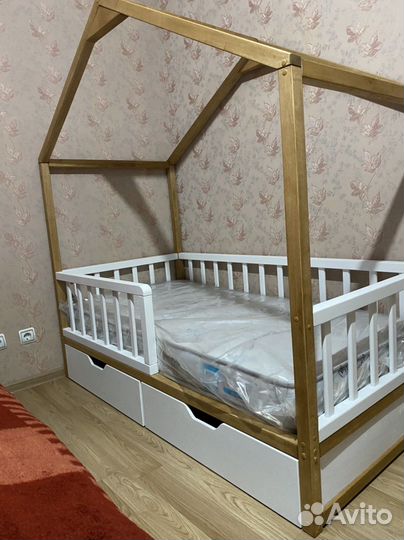 Кровать домик