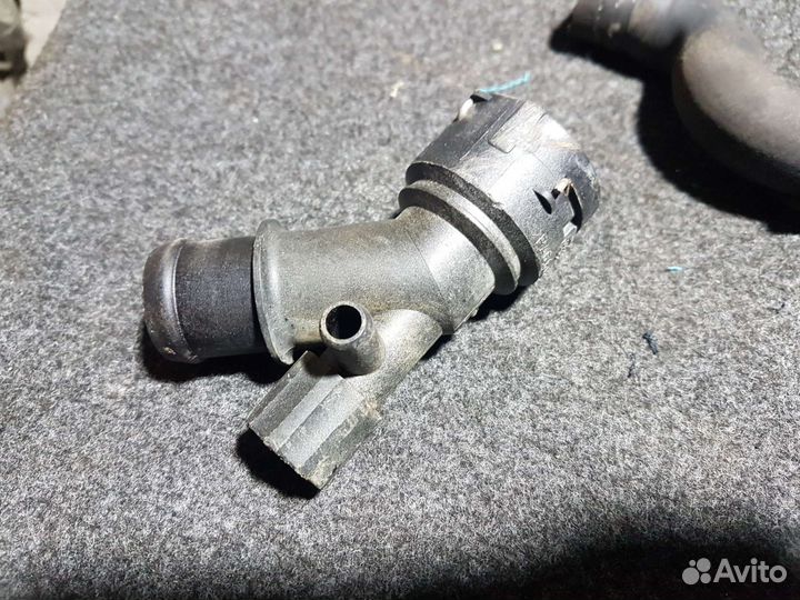 Флянец системы охлаждения Skoda Octavia tour a4