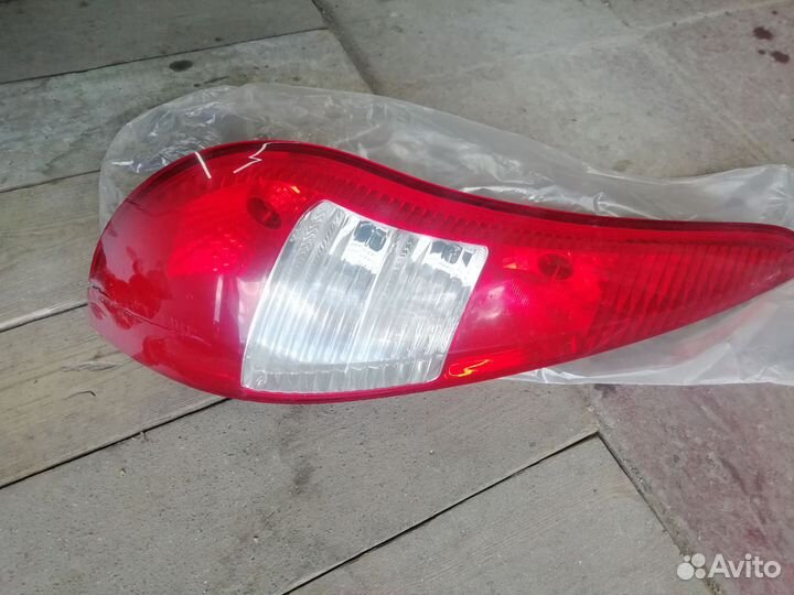 Задний левый фонарь