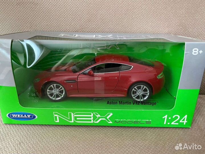 Модели Aston Martin V12 и 1999 Ford F-150, 1:24