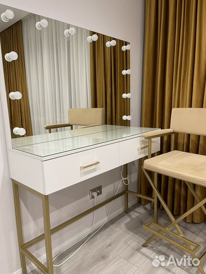 Туалетный столик с зеркалом и подсветкой