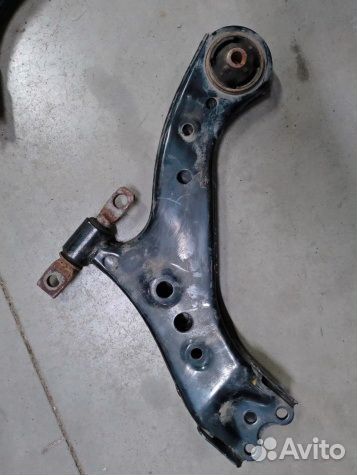 Toyota Rav 4 рычаг правый перелний