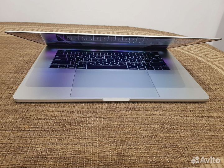 Apple MacBook pro 15 2017 1 цикл