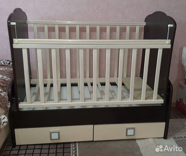 Детская кроватка с маятником