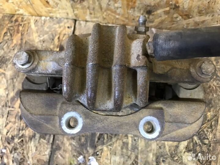 Суппорт тормозной передний левый Peugeot 308