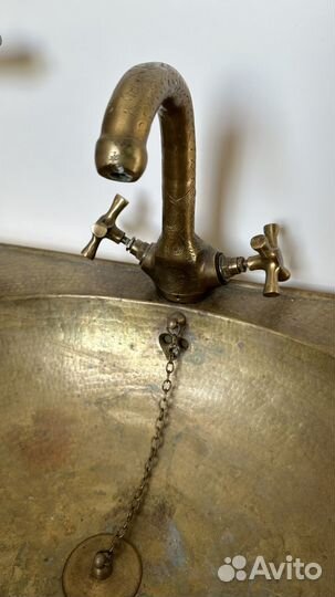 Раковина на постаменте с краном. Металл