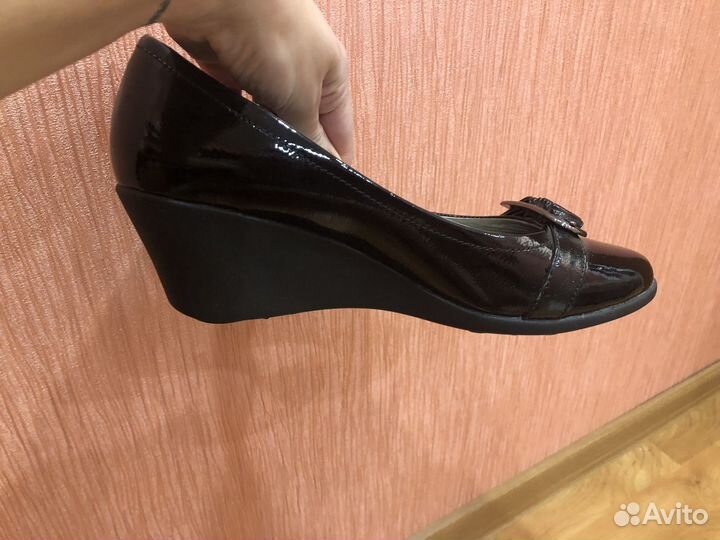 Продам новые туфли, лаковые, размер 38-39