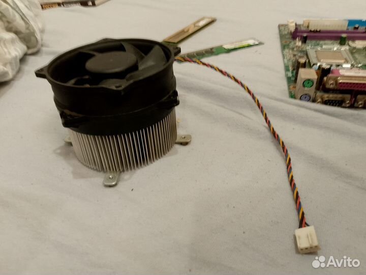 Материнская плата с процессором и памятью