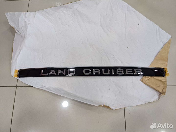 Молдинг крышки багажника land cruiser 100 черный