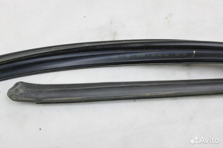 Уплотнитель проема правый верх седан Опель Астра Н