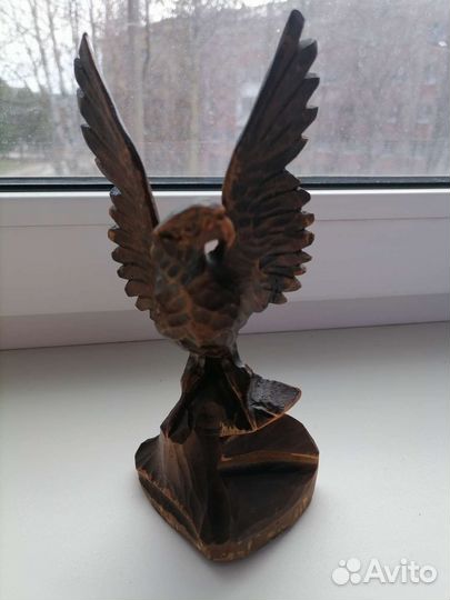 Деревянная статуэтка