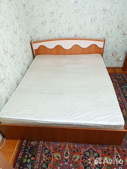 Кровать двуспальная с матрасом бу