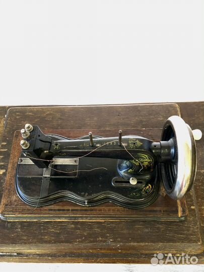 Старинная швейная машинка