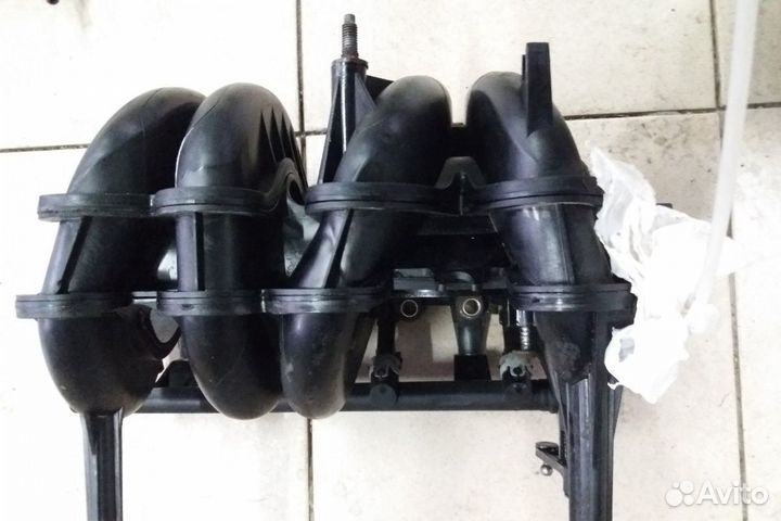 Впускной коллектор Renault Logan 1