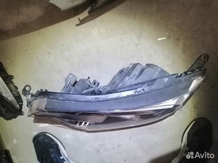 Фара передняя левая Toyota Rav4 CA40 2015