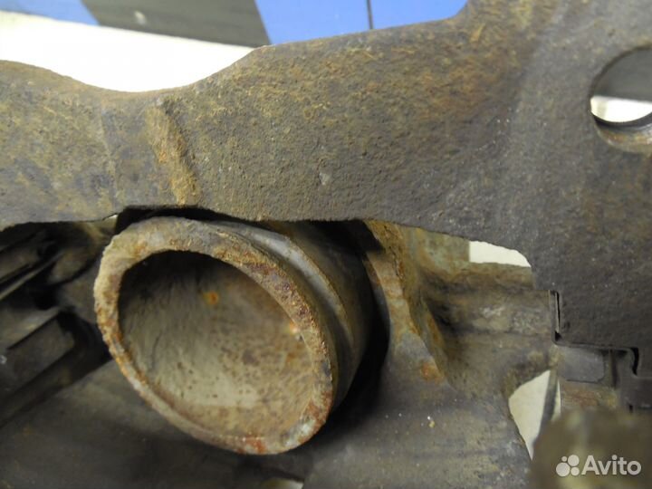 Суппорт передний правый Corolla E15 2006-2013