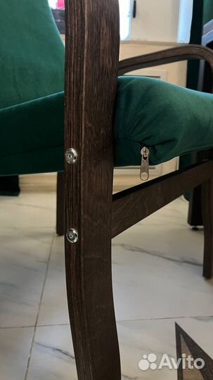 Кресло с деревянным подлокотником