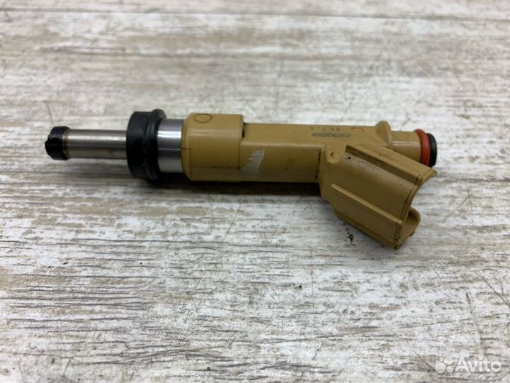 Форсунка топливная Toyota Avensis универсал