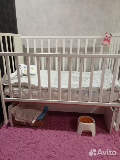 Детская кроватка с маятником