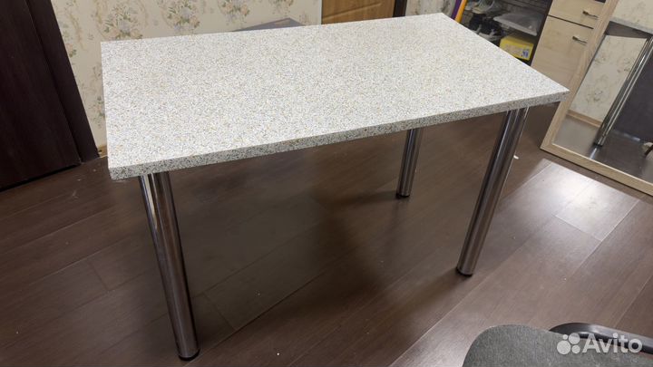 Стол кухонный