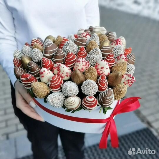 Шкатулка с клубникой в шоколаде и цветами