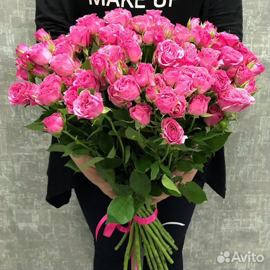 Букет из розовых кустовых роз