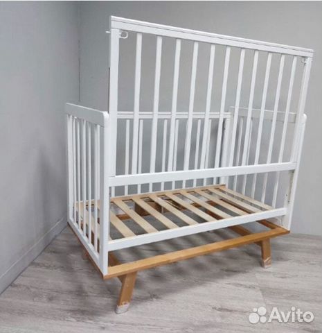 Детская кровать с маятником