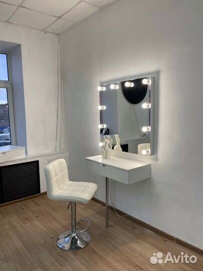 Гримерное зеркало с подвесной тумбой