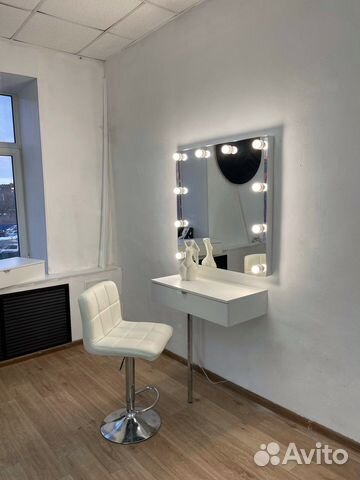 Гримерное зеркало с подвесной тумбой