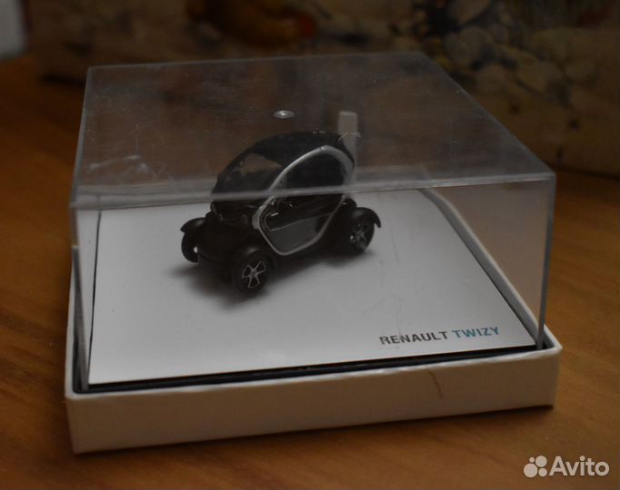 Модель автомобиля Renault Twizy 1:43 от дилера