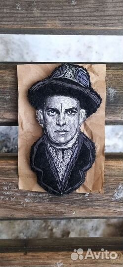 Брошь вышитая Маяковский